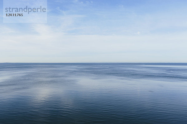 Blick von der Küste auf das offene Meer. Flache  ruhige Wasseroberfläche.