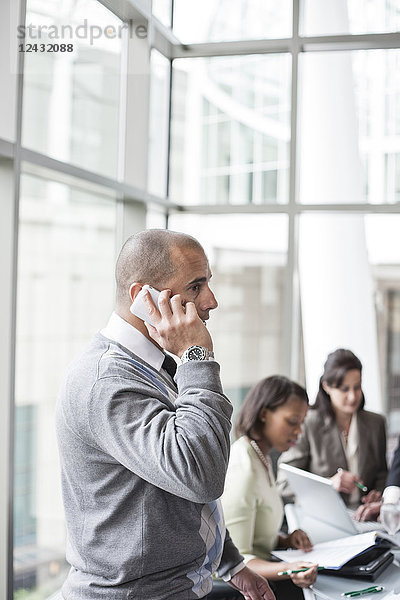 Ein Geschäftsmann aus dem Nahen Osten am Telefon während eines Treffens.