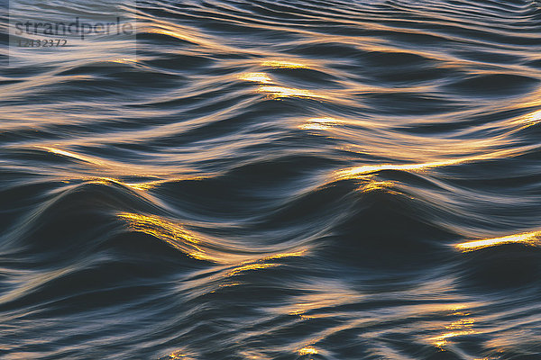 Sonnenlicht  das auf kleinen Wellen an der Meeresoberfläche reflektiert wird.