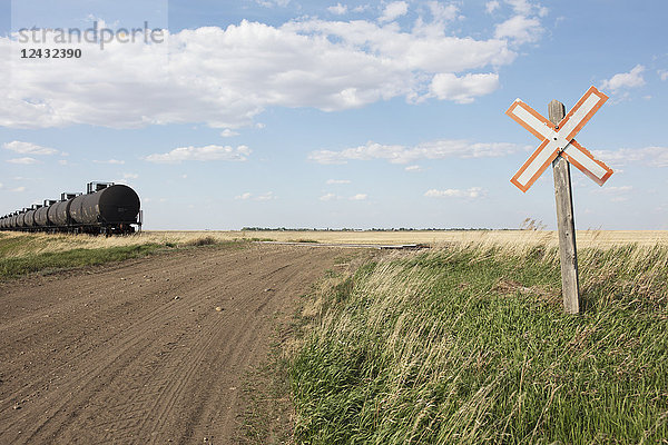 Ölzugwagen und Straßenkreuzung  in der Nähe von Swift Current  Saskatchewan  Kanada.