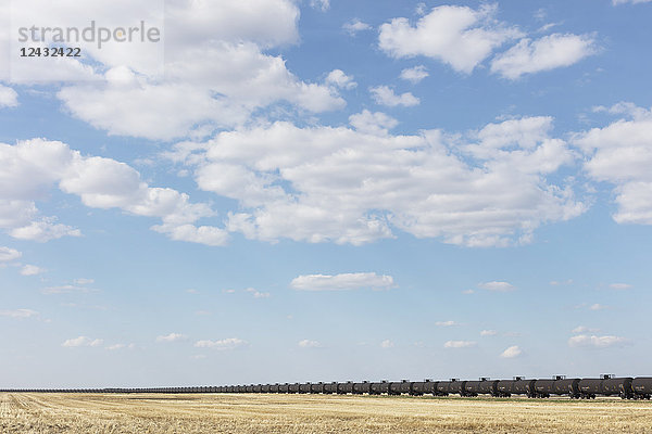 Ölzugwagen und brachliegendes Ackerland  in der Nähe von Swift Current  Saskatchewan  Kanada.