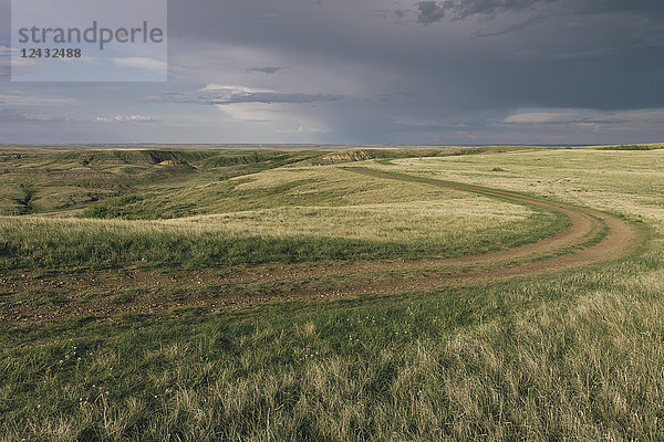 Dunkle Gewitterwolken über dem Grasland-Nationalpark  Saskatchewan  Kanada.