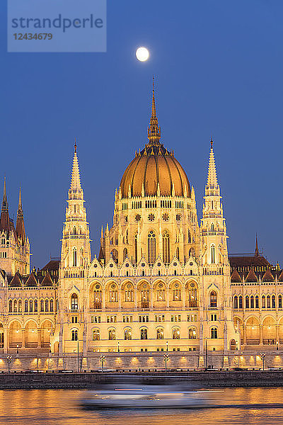 Parlamentsgebäude in der Abenddämmerung  Budapest  Ungarn  Europa