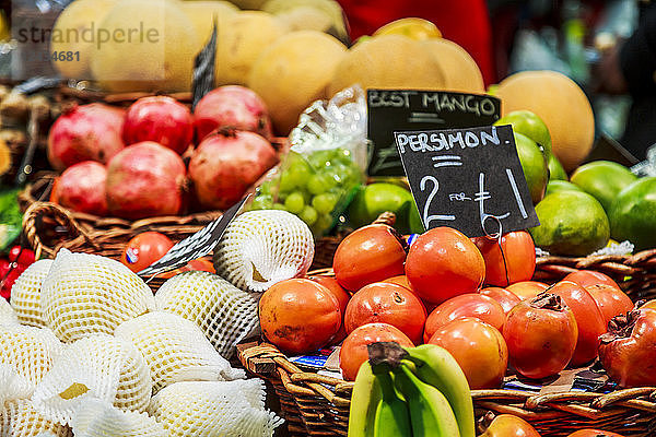 Obst und Gemüse an einem Stand auf dem Borough Market  Southwark  London  England  Vereinigtes Königreich  Europa