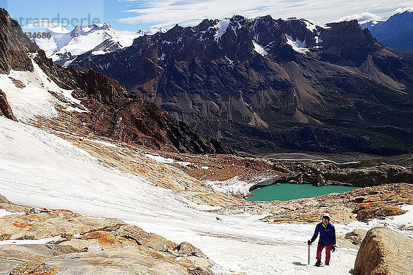 Ein Bergsteiger im Hinterland unterhalb des Monte Fitz Roy  El Chalten  Argentinisches Patagonien  Argentinien  Südamerika