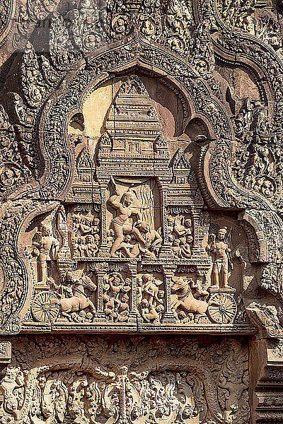 Detaillierte Schnitzereien an der Fassade eines Tempels am Banteay Srei in Angkor  UNESCO-Weltkulturerbe  Siem Reap  Kambodscha  Indochina  Südostasien  Asien