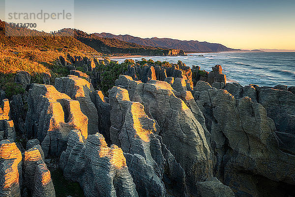 Pancake Rocks bei Sonnenuntergang  Paparoa National Park  Westküste  Südinsel  Neuseeland  Pazifik
