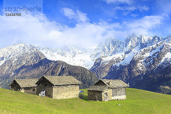 Traditionelle Hütten mit Masino-Bregaglia-Gruppe im Hintergrund  Soglio  Val Bregaglia  Graubünden  Schweiz  Europa