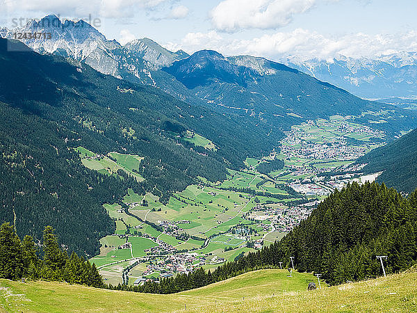 Gebirgstal in den Alpen  Stubai  Tirol  Österreich  Europa