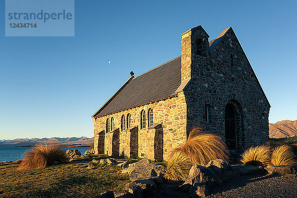 Kirche des Guten Hirten bei Sonnenuntergang  Lake Tekapo  Distrikt Mackenzie  Region Canterbury  Südinsel  Neuseeland  Pazifik