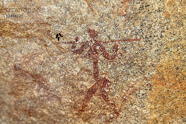 Antike Felsmalerei  die einen Menschen mit einem Speer darstellt  im Matobo-Nationalpark  Simbabwe  Afrika