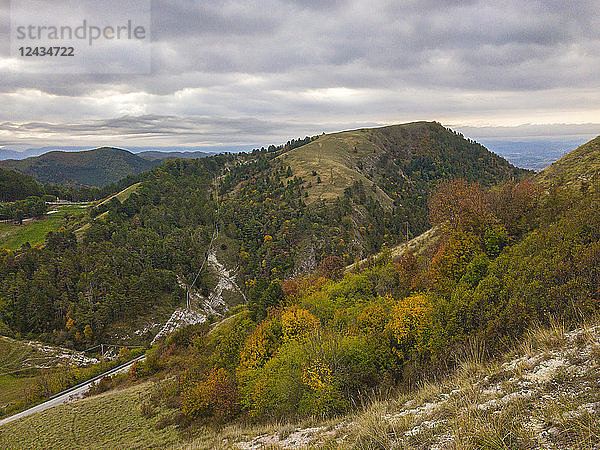 Apennin im Herbst  Gubbio  Umbrien  Italien  Europa