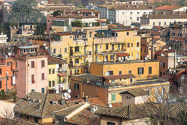 Alte bunte Wohnhäuser vom Janiculum-Hügel aus gesehen  Rom  Latium  Italien  Europa