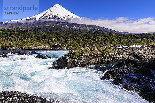 Stromschnellen von Petrohue  schneebedeckter  kegelförmiger Vulkan Osorno  Nationalpark Vicente Perez Rosales  Quelle  Seengebiet  Chile  Südamerika