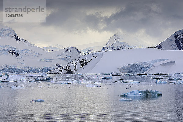 Spektakuläre Berge  Gletscher und blaue Eisberge in der Paradise Bay  Wasserplätschern  Graham Land  Antarktische Halbinsel  Antarktis  Polarregionen