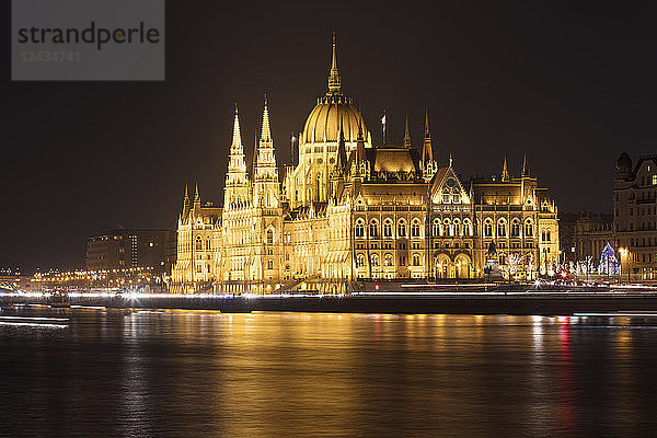 Parlamentsgebäude und Donau bei Nacht  Budapest  Ungarn  Europa