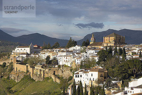 Blick über die alte weiße Stadt und die Iglesia de Santa Maria la Mayor  Ronda  Andalusien  Spanien  Europa
