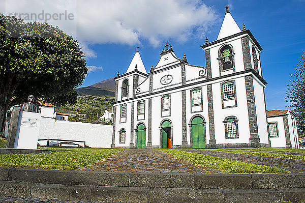 Paroquia de Sao Mateus Kirche unterhalb der Ponta do Pico  höchster Berg Portugals  Insel Pico  Azoren  Portugal  Atlantik  Europa