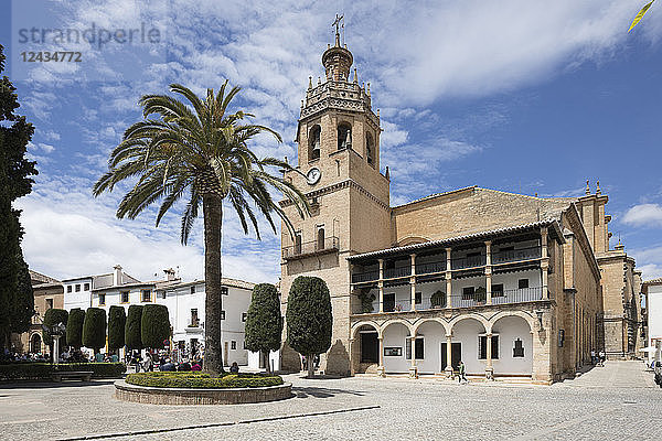 Iglesia de Santa Maria la Mayor auf der Plaza Duquesa de Parcent (Rathausplatz)  Ronda  Andalusien  Spanien  Europa