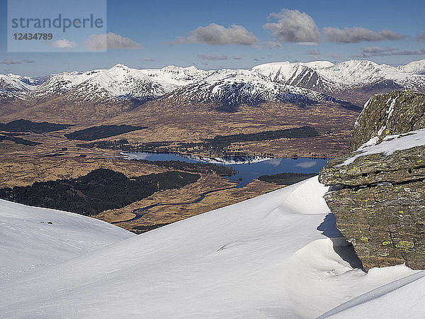 Loch Tulla und der schneebedeckte Blackmount vom Beinn Dorian in der Nähe der Bridge of Orchy in den schottischen Highlands  Schottland  Vereinigtes Königreich  Europa