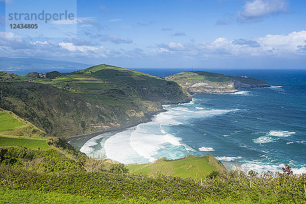 Blick über die nördliche Küstenlinie vom Aussichtspunkt Santa Iria  Insel Sao Miguel  Azoren  Portugal  Atlantik  Europa