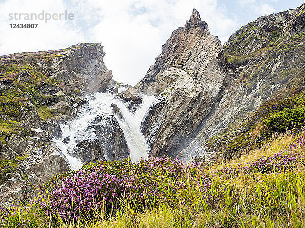 Bergwasserfall in den Stubaier Alpen (Stubaital)  Tirol  Österreich  Europa