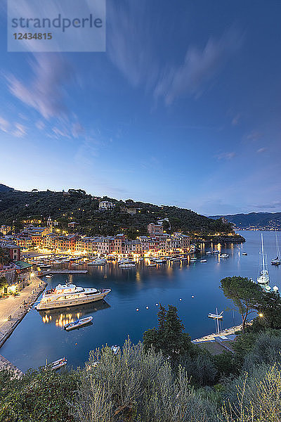 Erhöhte Ansicht des Hafens und des Dorfes Portofino in der Abenddämmerung  Provinz Genua  Ligurien  Italien  Europa