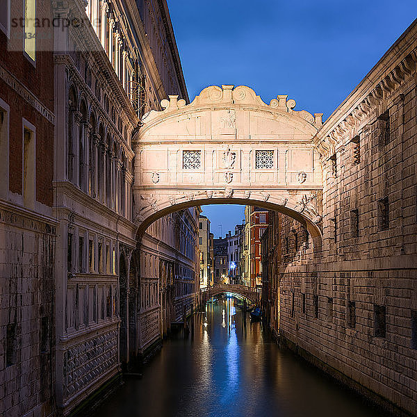 Seufzerbrücke in der Dämmerung  Venedig  UNESCO-Weltkulturerbe  Venetien  Italien  Europa