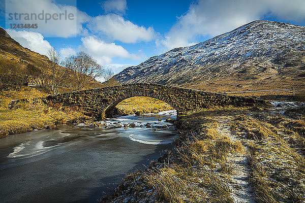 Blick auf Berge und Cattle Bridge im Winter  im Argyll Forest and National Park  Highlands  Schottland  Vereinigtes Königreich  Europa