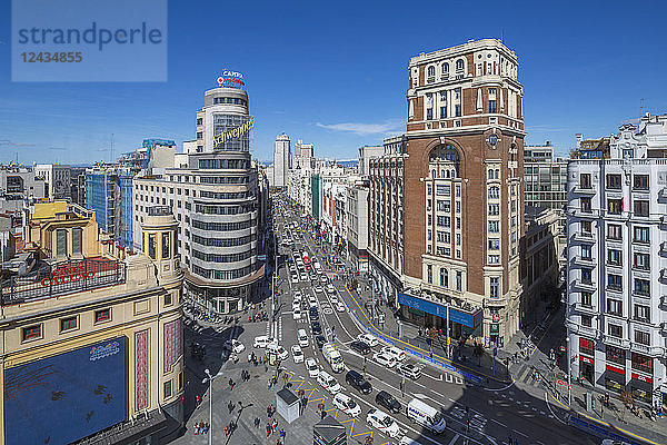 Blick von einem hohen Gebäude auf die Plaza del Callao und die Gran Via  Madrid  Spanien  Europa