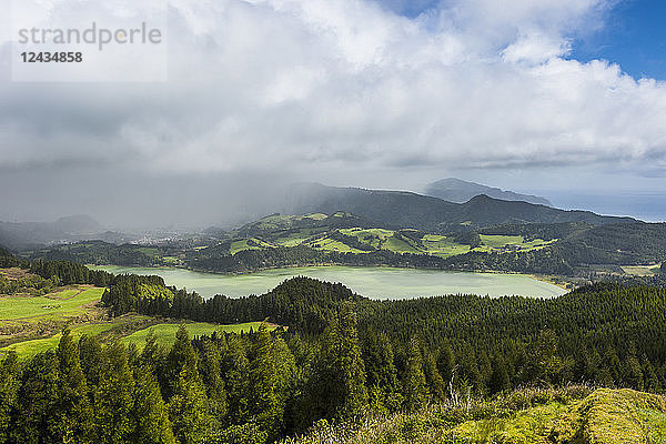 Furnas-See vom Aussichtspunkt Castelo Branco  Insel Sao Miguel  Azoren  Portugal  Atlantik  Europa