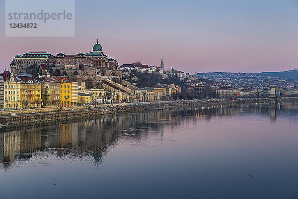 Blick auf die Budapester Burg  die sich am frühen Morgen in der Donau spiegelt  UNESCO-Weltkulturerbe  Budapest  Ungarn  Europa