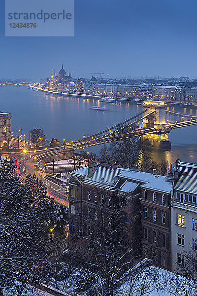 Blick auf die Kettenbrücke  die Donau und das ungarische Parlamentsgebäude von der Budapester Burg im Winter  UNESCO-Weltkulturerbe  Budapest  Ungarn  Europa