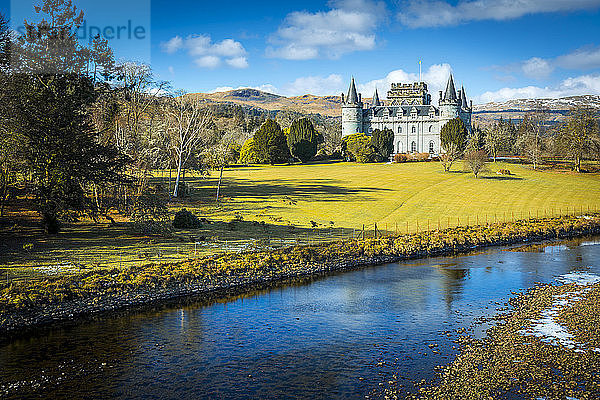 Blick auf Inveraray Castle und Fluss Aray  Argyll und Bute  Schottland  Vereinigtes Königreich  Europa