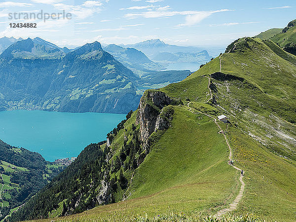 Blick auf Berge und Vierwaldstättersee vom Stoos Gratweg  Schweizer Alpen  Schweiz  Europa