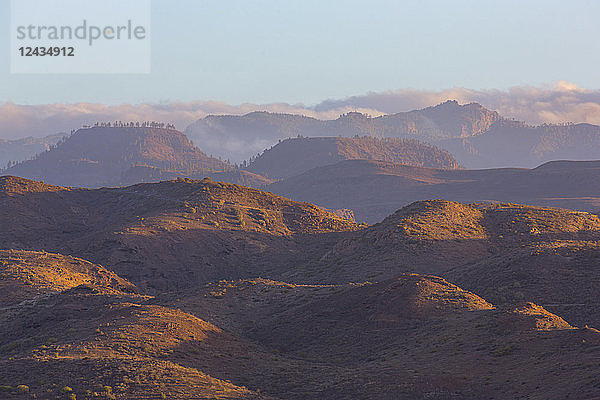 Blick auf die schroffen Berge des Parque Natural Pilancones in der Nähe von Maspalomas  Gran Canaria  Kanarische Inseln  Spanien  Atlantik  Europa