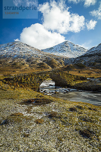 Blick auf Berge und Cattle Bridge im Winter  im Argyll Forest and National Park  Highlands  Schottland  Vereinigtes Königreich  Europa