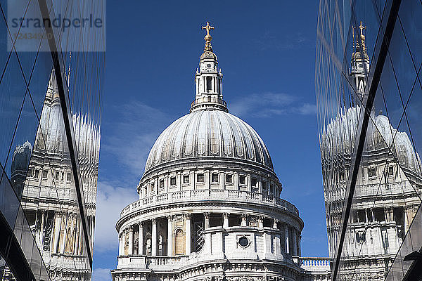 Reflektionen der St. Paul's Cathedral  London  England  Vereinigtes Königreich  Europa