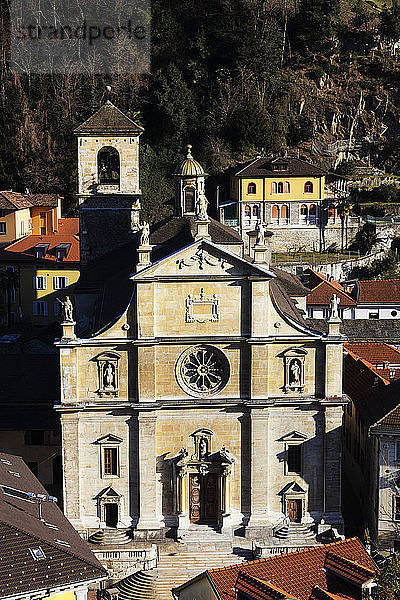 Castelgrande und La Collegiata Kirche von St. Peter und Stephan  UNESCO Weltkulturerbe  Bellinzona  Tessin  Schweiz  Europa