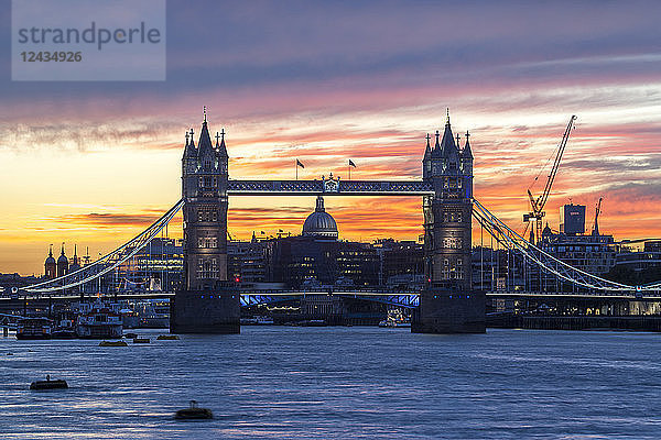 Tower Bridge  St. Paul's Cathedral und die Skyline der Stadt über der Themse bei Sonnenuntergang  London  England  Vereinigtes Königreich  Europa