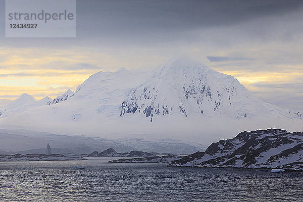 Nebliger Mount William bei Sonnenaufgang  der sich von den Gezeitengletschern erhebt  Anvers Island  Antarktische Halbinsel  Antarktis  Polarregionen