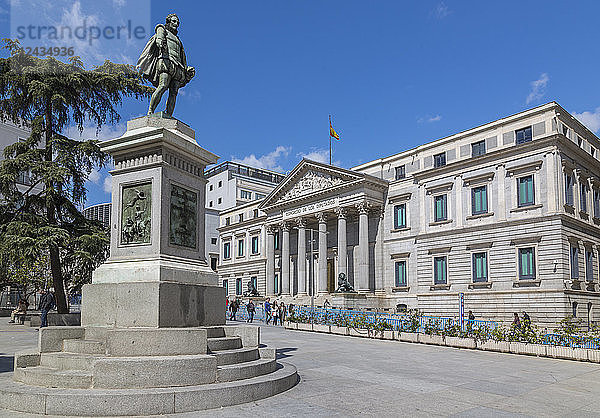 Blick auf die Statue von Michaeli de Gervantes und den Kongress auf der Plaza de las Cortes  Madrid  Spanien  Europa