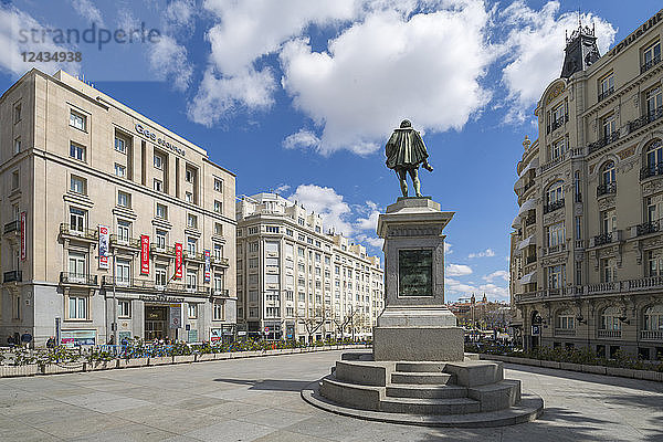 Ansicht der Michaeli de Gervantes-Statue auf der Plaza de las Cortes  Madrid  Spanien  Europa