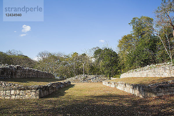 Maya-Ruinen  Ballspielplatz  Chacmultun Archäologische Zone  Chacmultan  Yucatan  Mexiko  Nordamerika