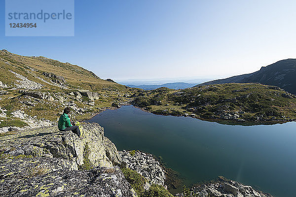 Wanderung an einem der Maliovitsa-Seen im Rila-Gebirge  Bulgarien  Europa