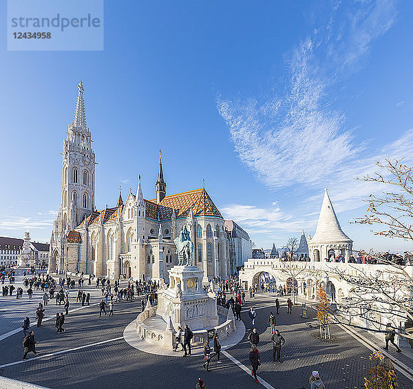 Panoramablick auf die Matthiaskirche und die Fischerbastei  Budapest  Ungarn  Europa