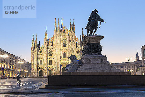 Statue von Vittorio Emanuele II und Mailänder Dom (Duomo)  Mailand  Lombardei  Italien  Europa