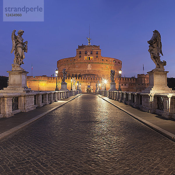 Mausoleum des Hadrian  Engelsburg  Brücke Ponte Sant'Angelo  UNESCO-Weltkulturerbe  Rom  Latium  Italien  Europa