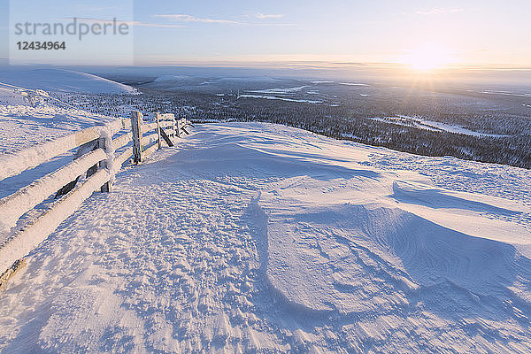 Gefrorener Zaun im Schnee  Pallas-Yllastunturi-Nationalpark  Muonio  Lappland  Finnland  Europa