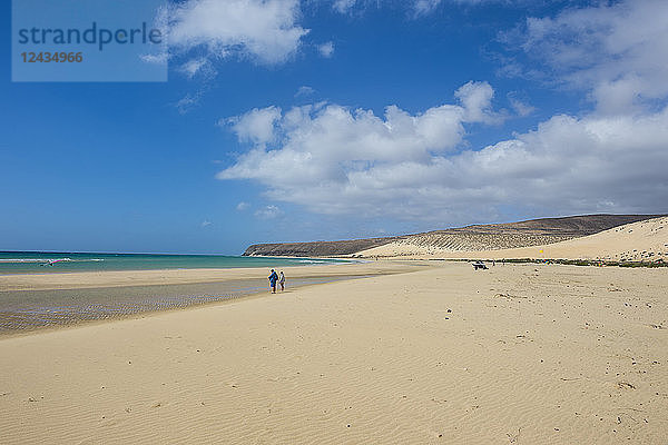 Schöne Lagune am Strand von Risco  Fuerteventura  Kanarische Inseln  Spanien  Atlantik  Europa